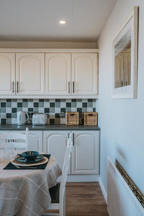 Tideaway - Cosy Seaside Village Bungalow Near Beach Castlerock Exterior foto
